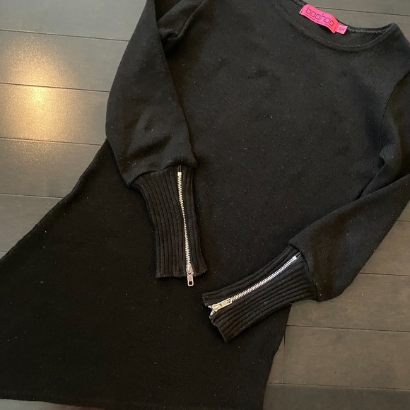 Boohoo Asymmetrical Hem Sweater with Sleeve Zipper Detail - Picture 2 of 6